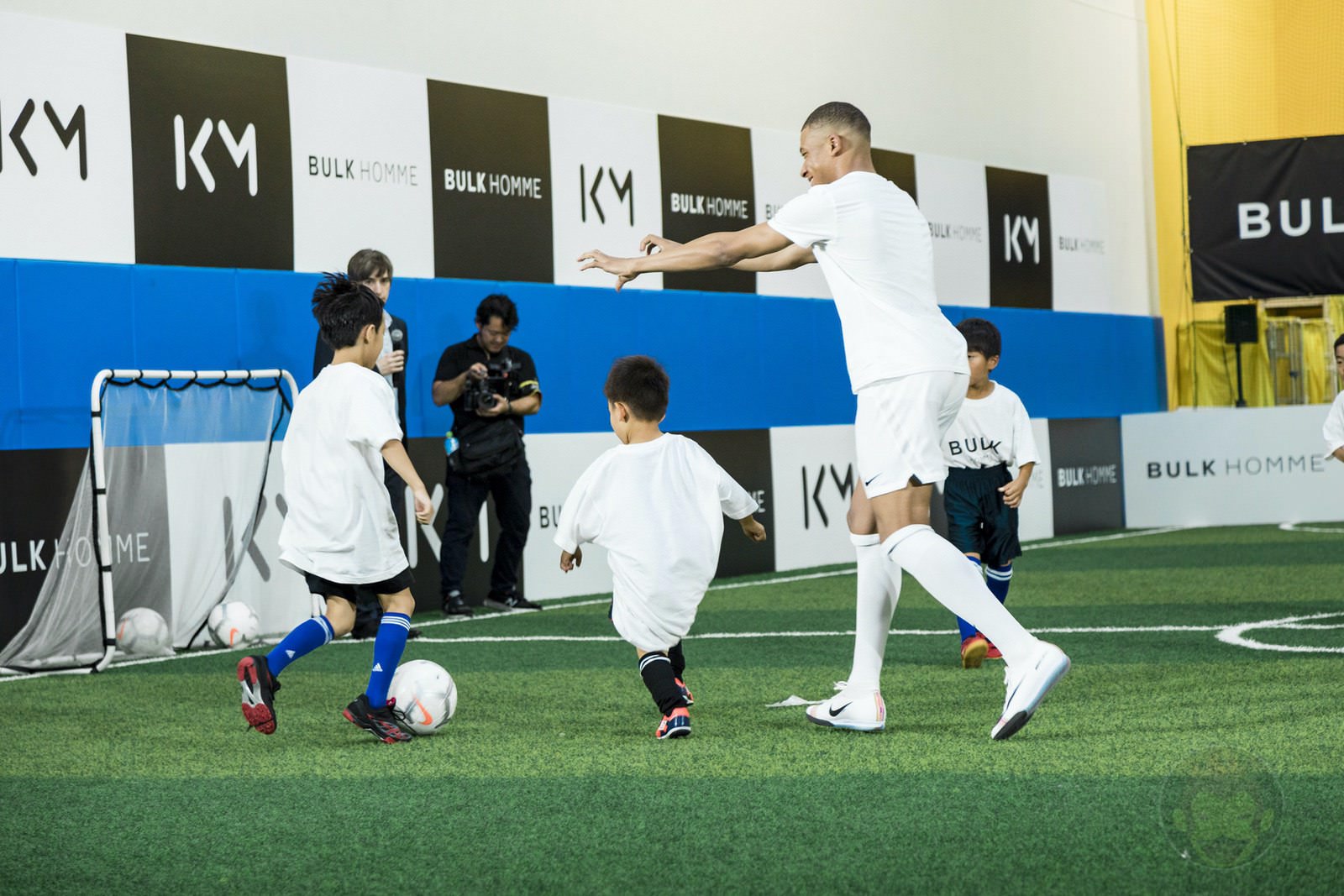 Kylian Mbappé plays soccer with kids 07