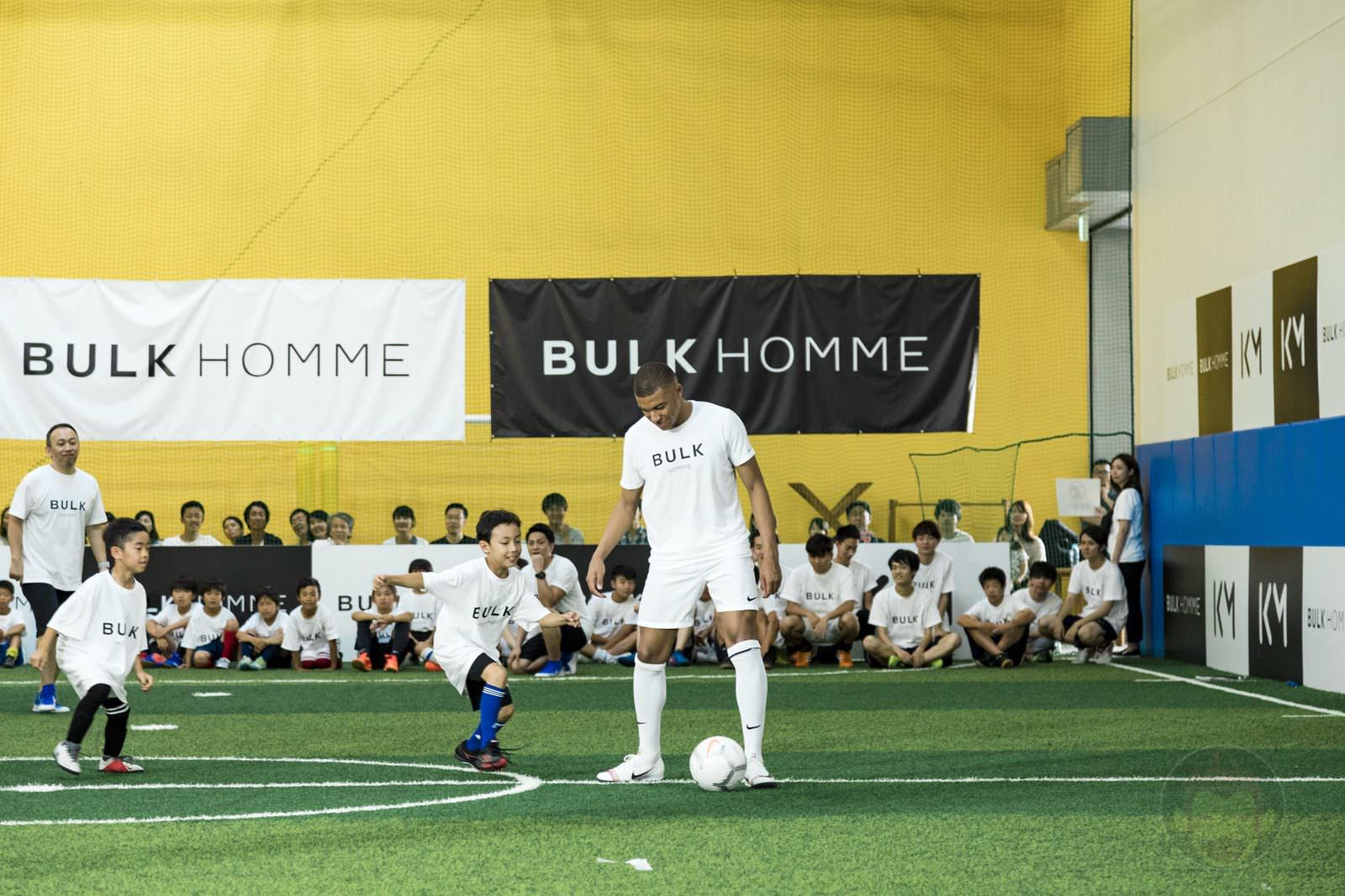 Kylian Mbappé plays soccer with kids 05