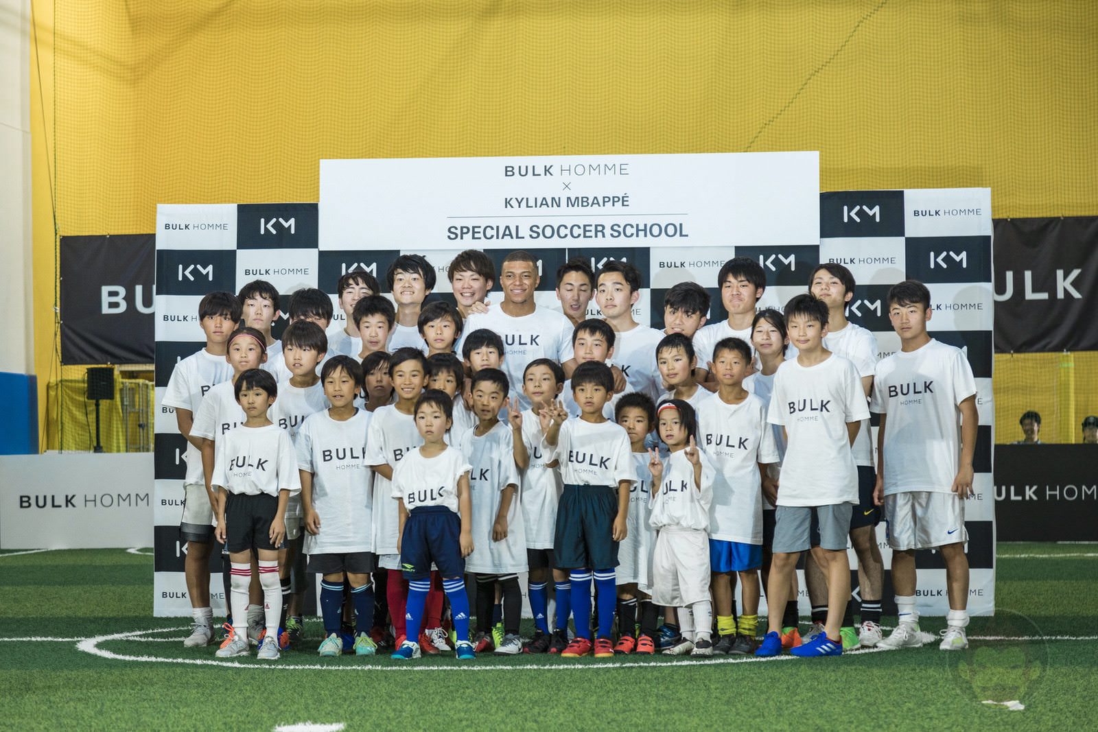 Kylian Mbappé plays soccer with kids 25