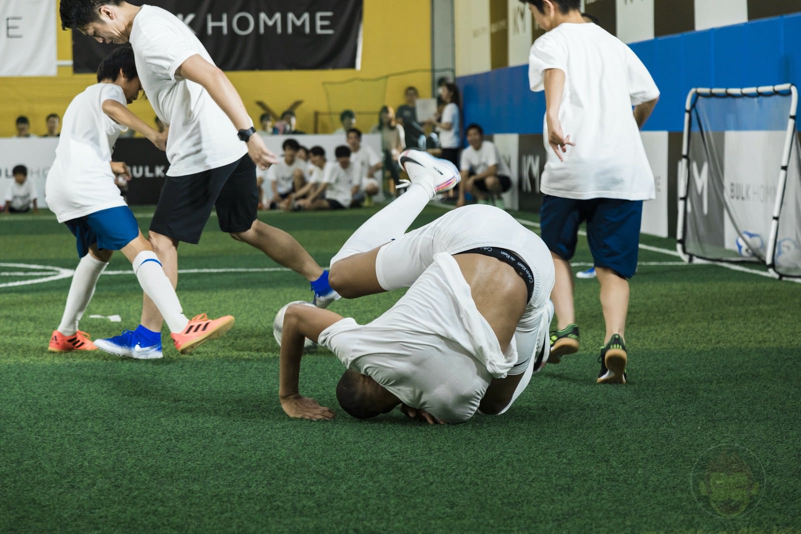 Kylian Mbappé plays soccer with kids 21