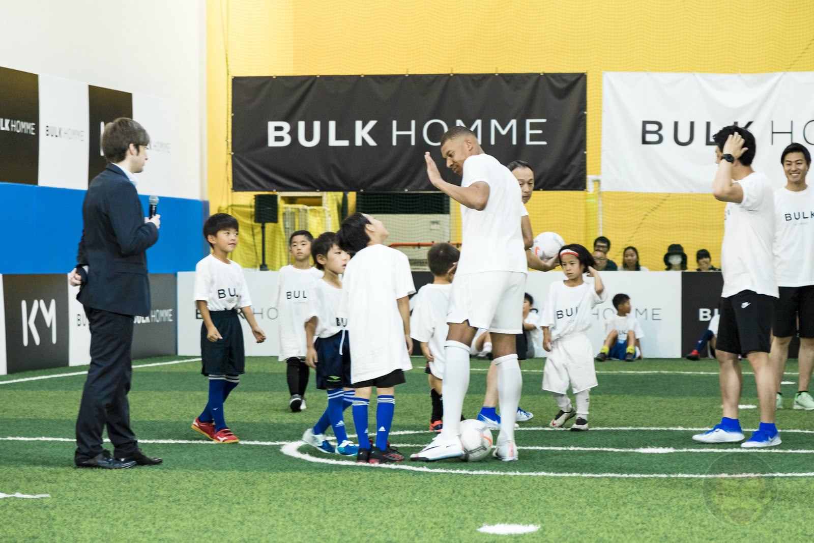Kylian Mbappé plays soccer with kids 03