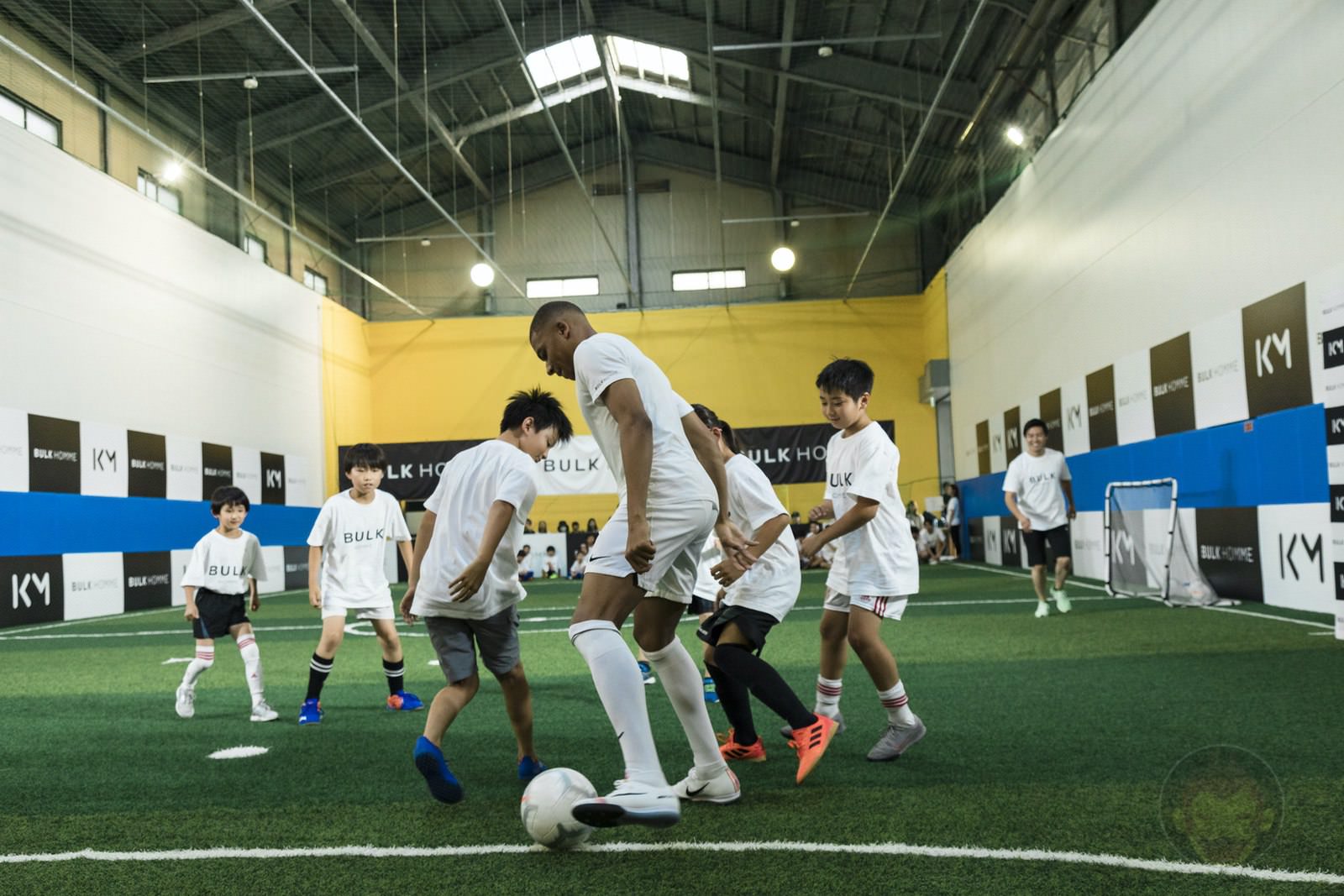 Kylian Mbappé plays soccer with kids 15