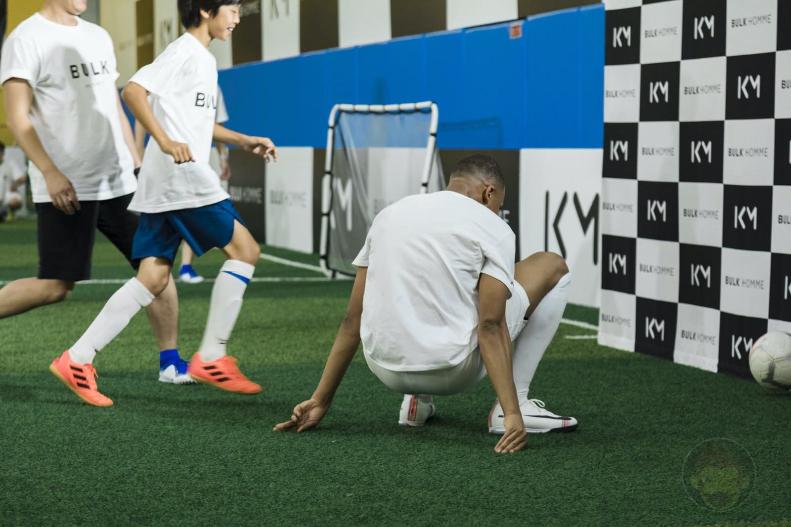 Kylian Mbappé plays soccer with kids 23