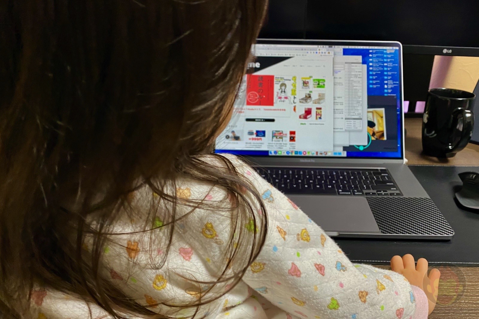 My Daughter and macbookpro 01