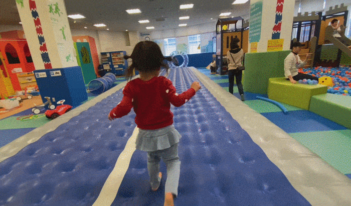 空気のトランポリンを走る長女