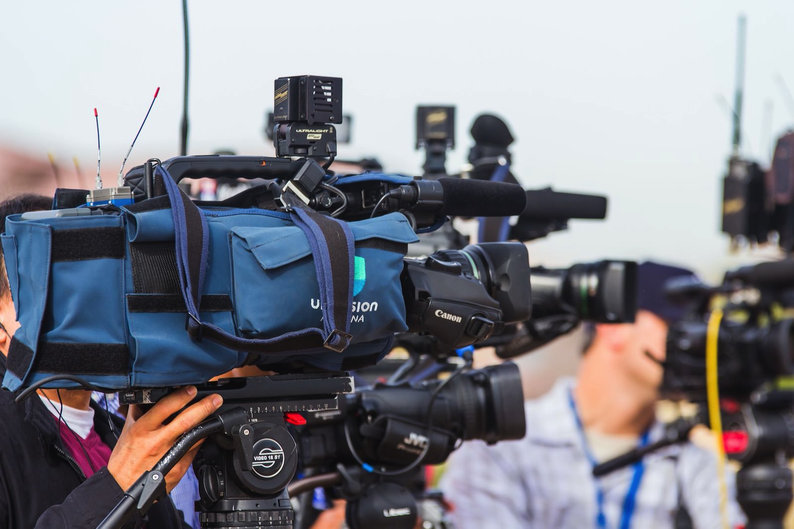 Matt chesin xDtiCFu Z3s unsplash press conference cameras