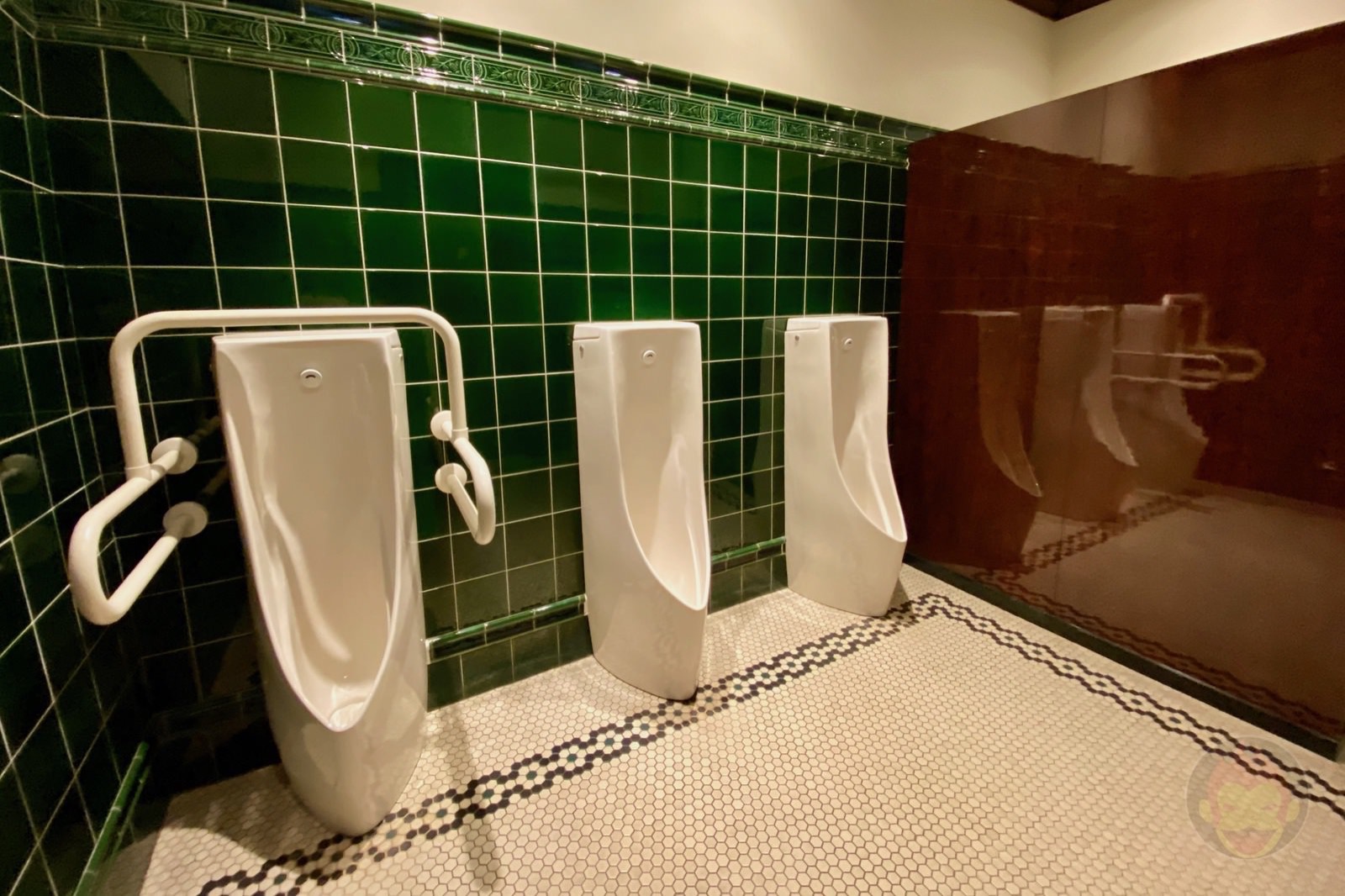Photo of mens toilet 01