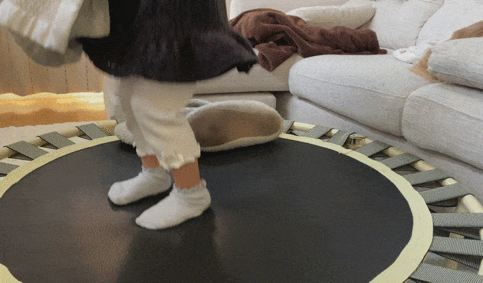 トランポリンで飛び跳ねる娘