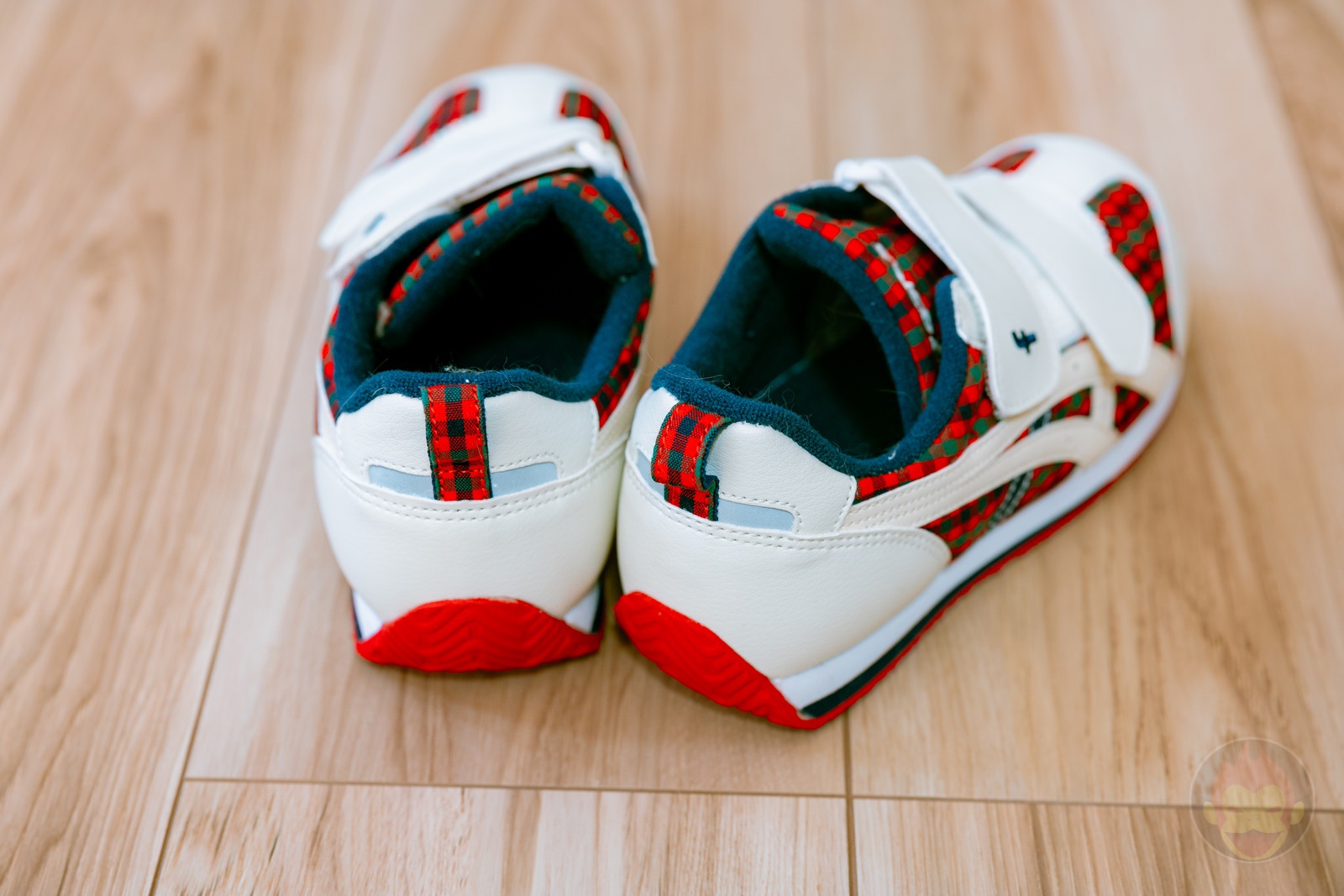 ファミリアとアシックスがコラボしたキッズシューズが可愛すぎて買って