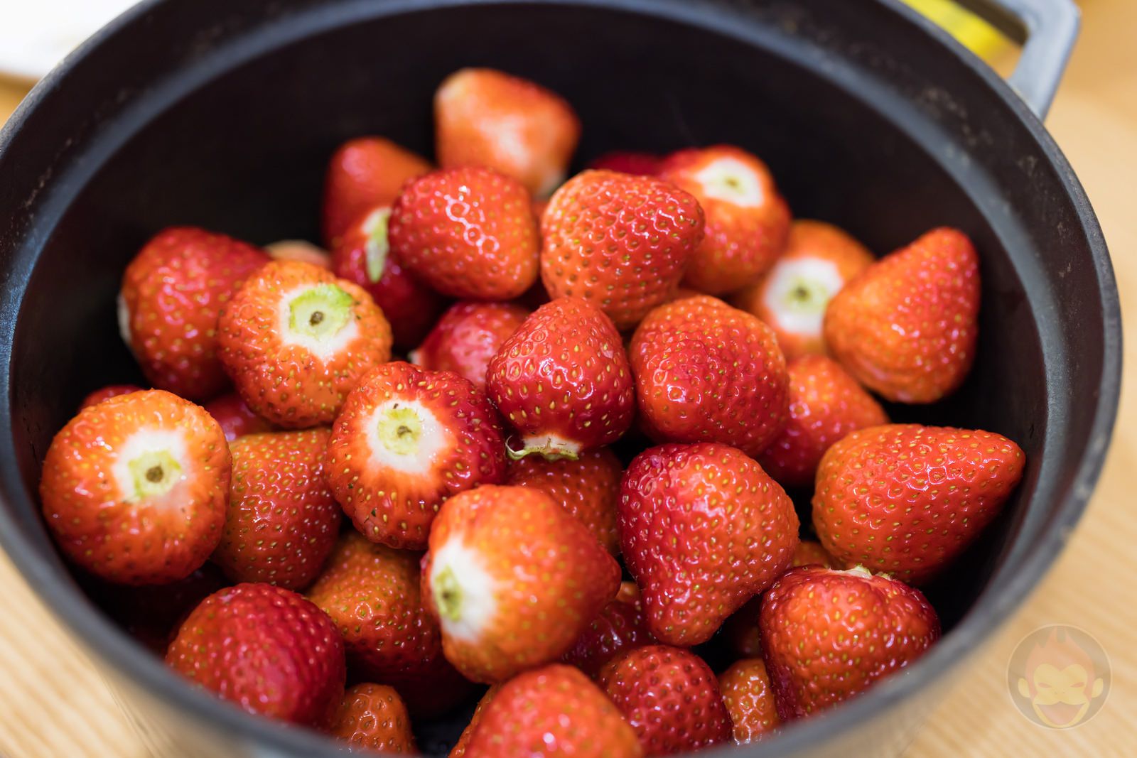 Making strawberry jam at home 01