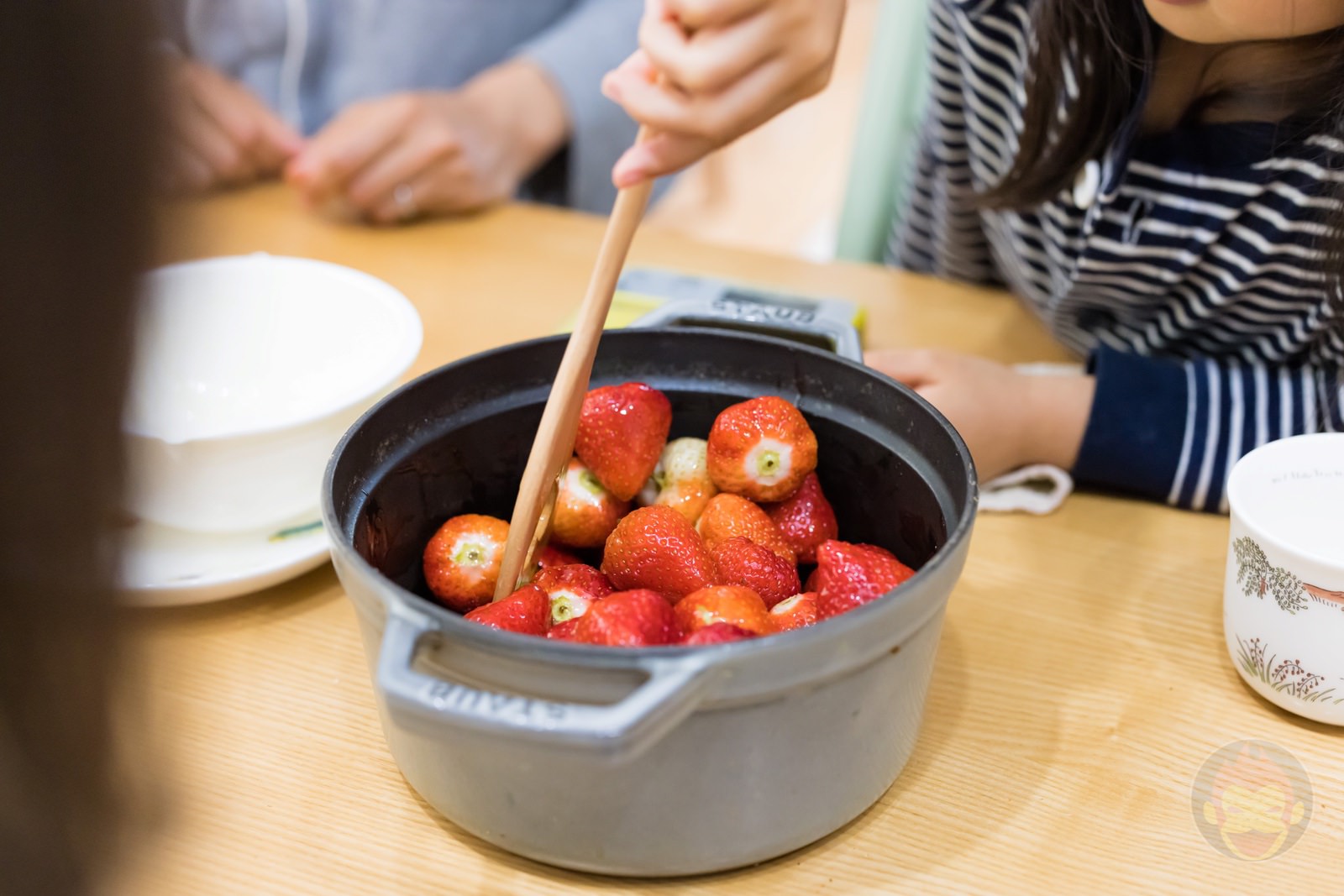 Making strawberry jam at home 05